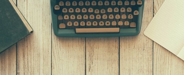 typewriter-on-wood-plank-table