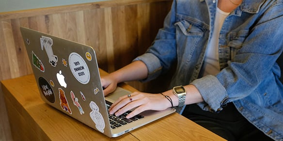 woman-on-laptop-600x300